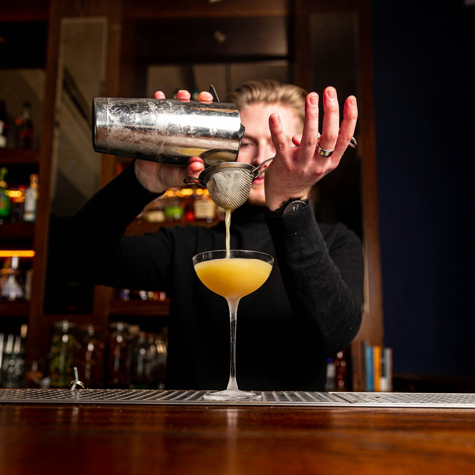 Bartender preparando drinks no bar de um evento